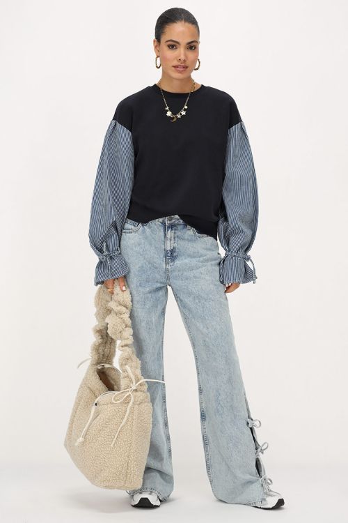 Donkerblauwe sweater met gestreepte mouwen