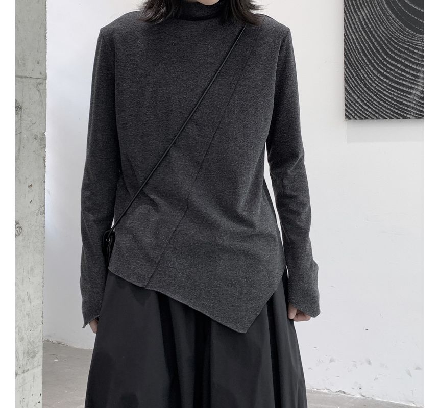 SIMPLE BLACK - Asymmetrisch T-shirt met lange mouwen en hoge hals