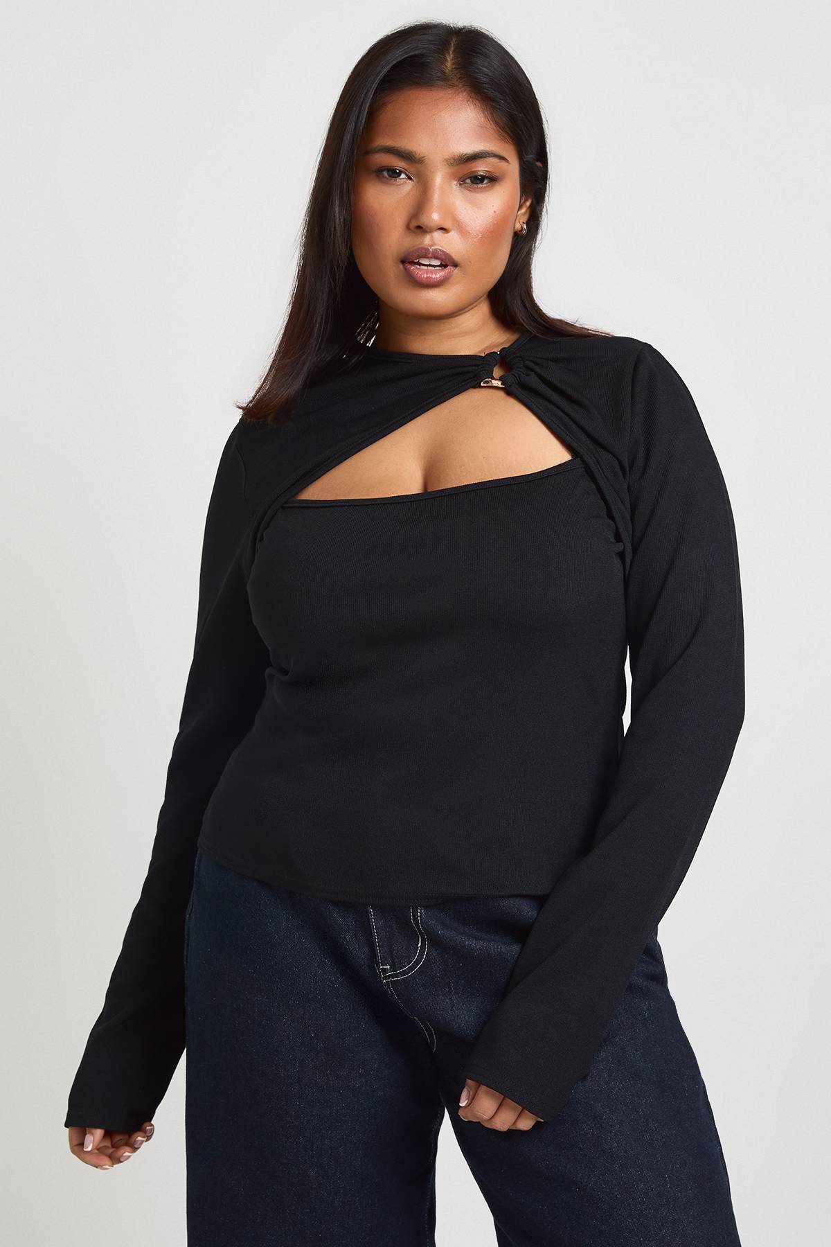 boohoo Haut Grande Taille Côtelé À Manches Longues Avec Découpe Et Détail Doré