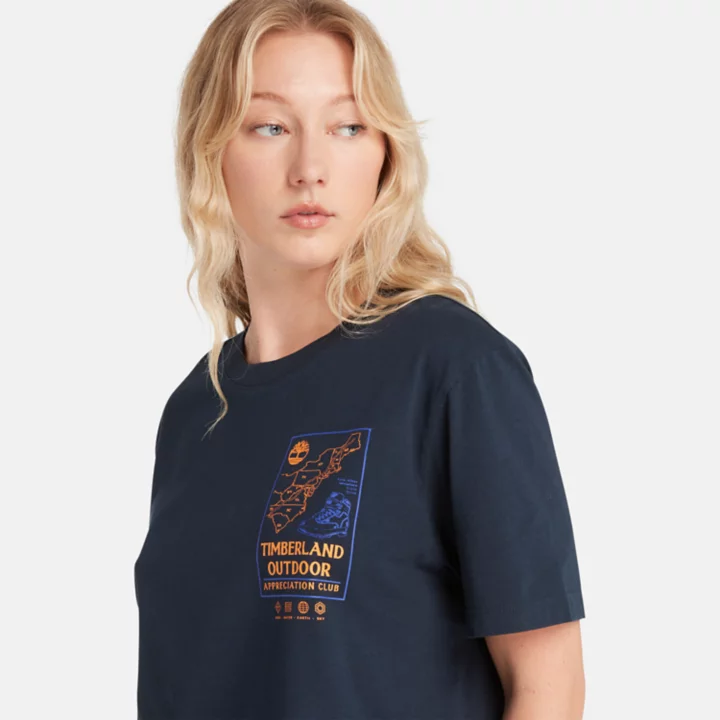 Camiseta cropped feminina na cor azul marinho.