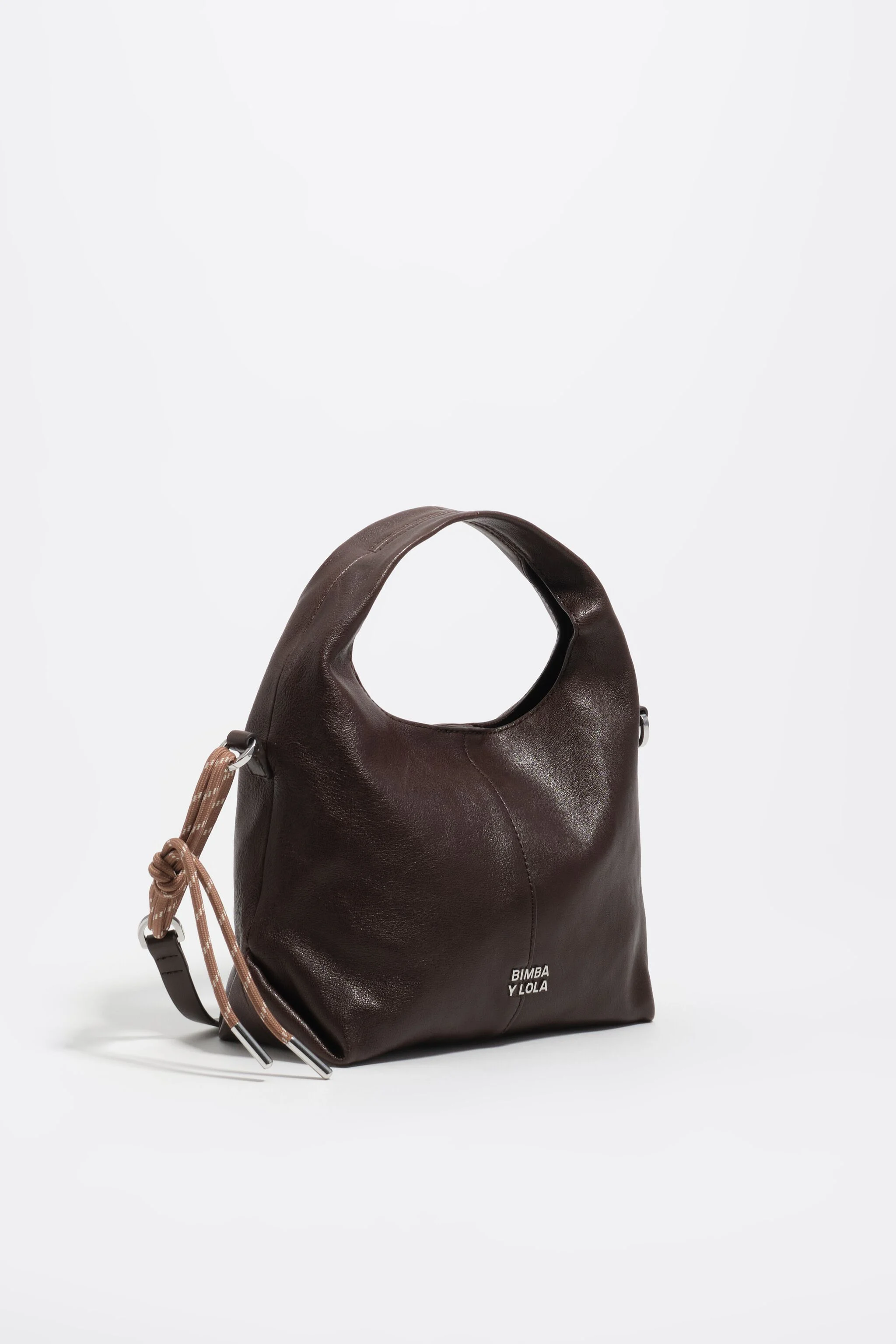 Bolsa transversal pequena de couro cor café.