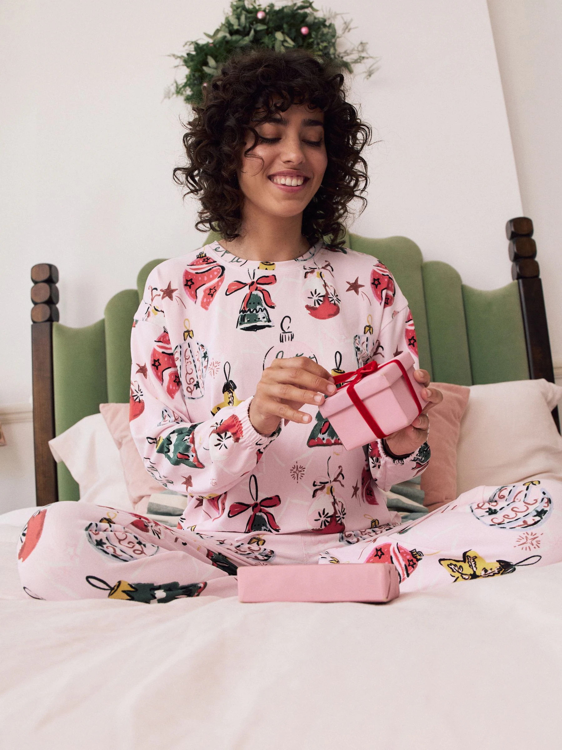 Roze kerstbal - Behaaglijke pyjama met lange mouwen