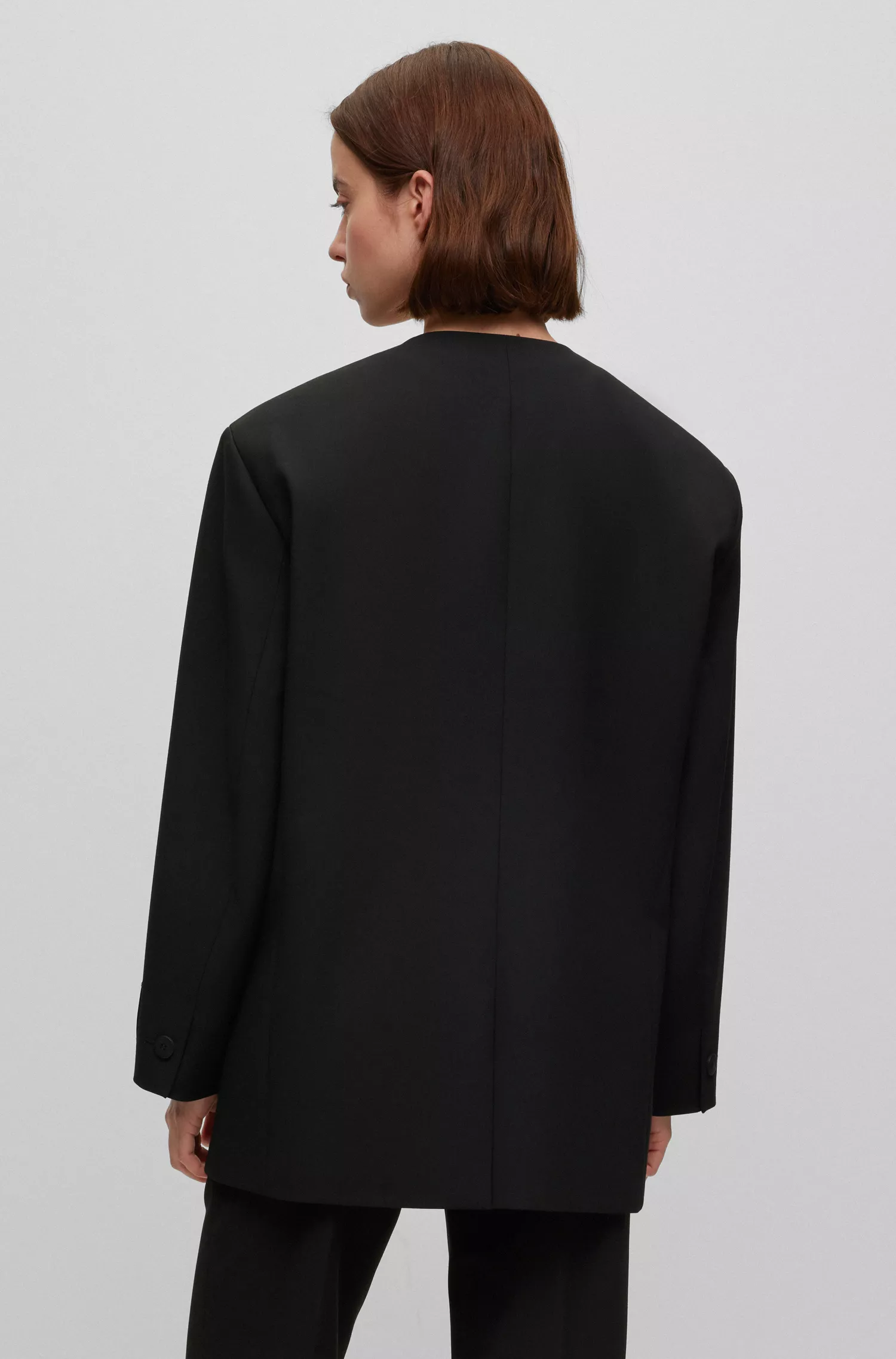 Jaqueta HUGO vermelha, modelagem oversized e fechamento com um botão.