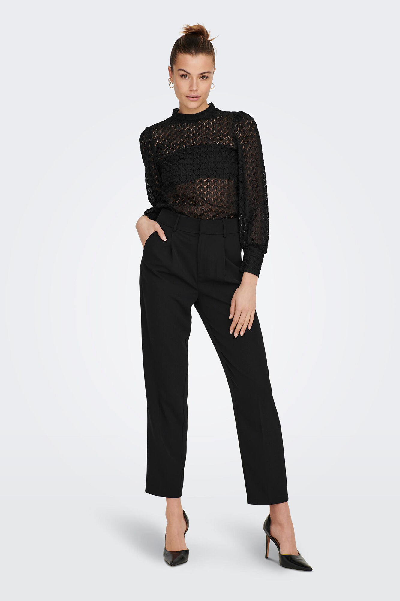 Blusa de renda de mangas compridas