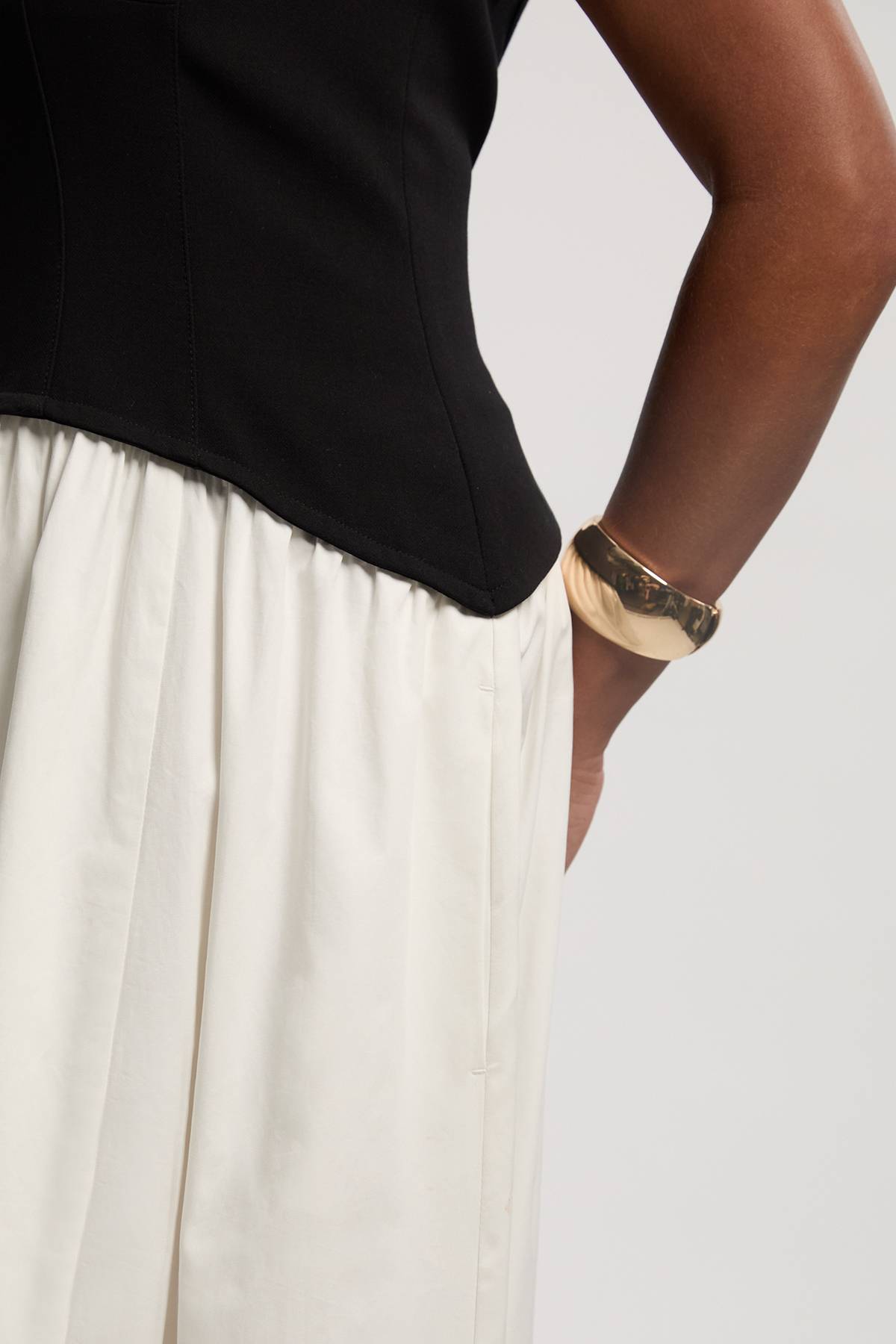 KarenMillen Robe Midi Ajustée À Jupe Évasée En Mélange Coton Stretch Compact Grande Taille