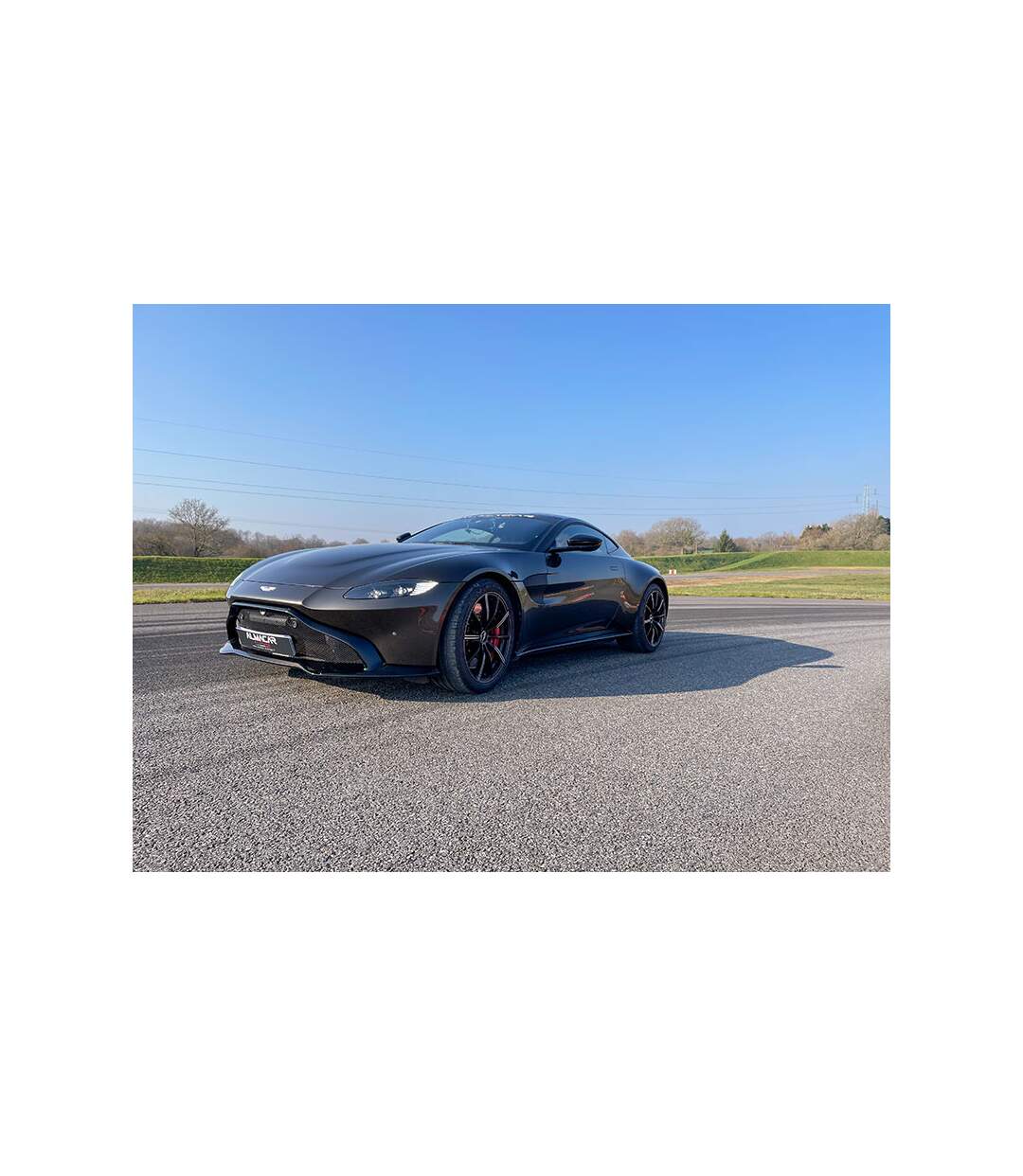 2 tours au volant d'une supercar sur le circuit de Fay de Bretagne - SMARTBOX - Coffret Cadeau Sport & Aventure