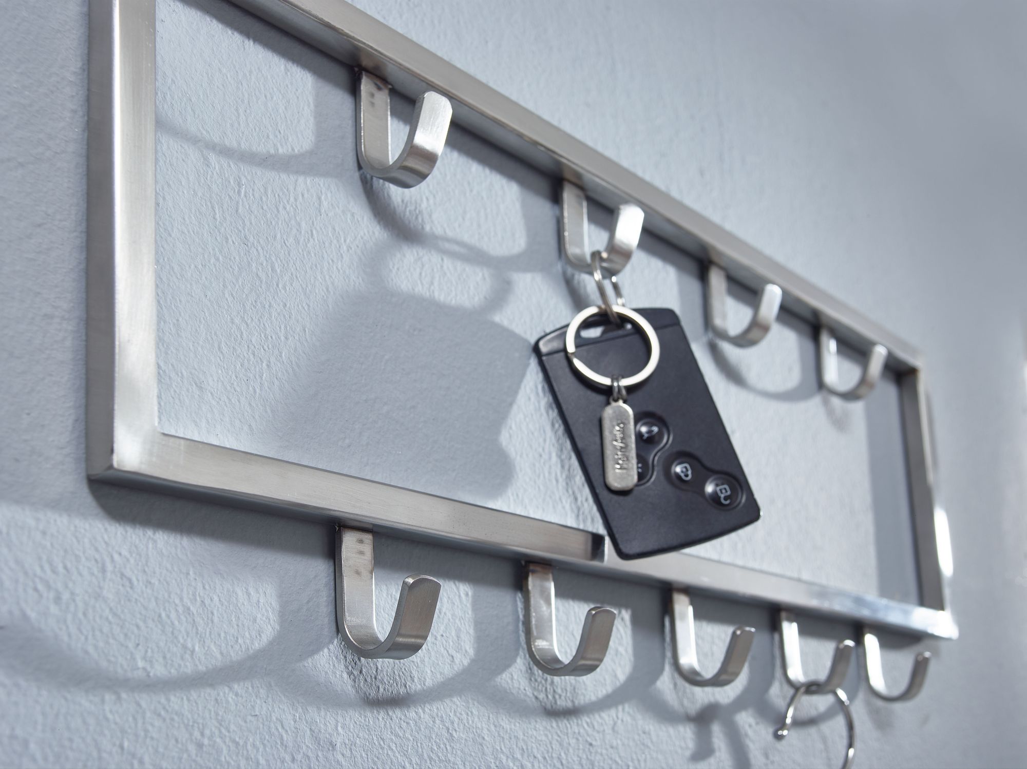 KADIMA DESIGN Wandgarderobe aus poliertem Stahl in Silber, Platzsparendes, stilvolles Wohnaccessoire