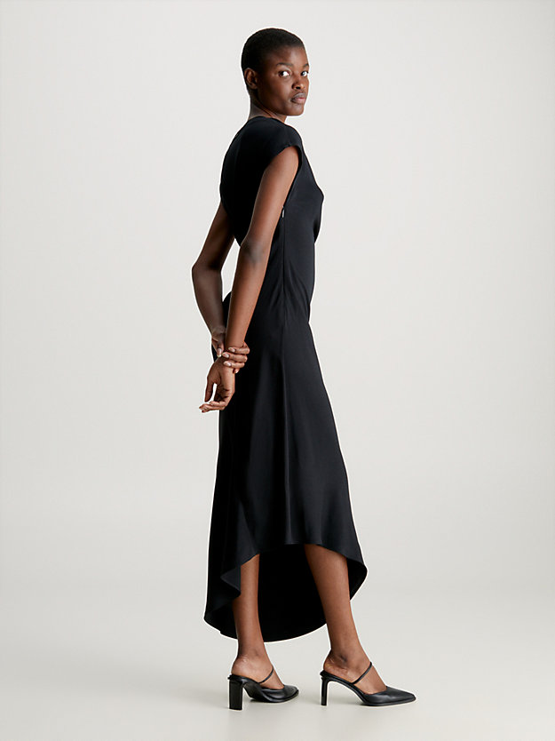 Vestido midi drapeado em crepe