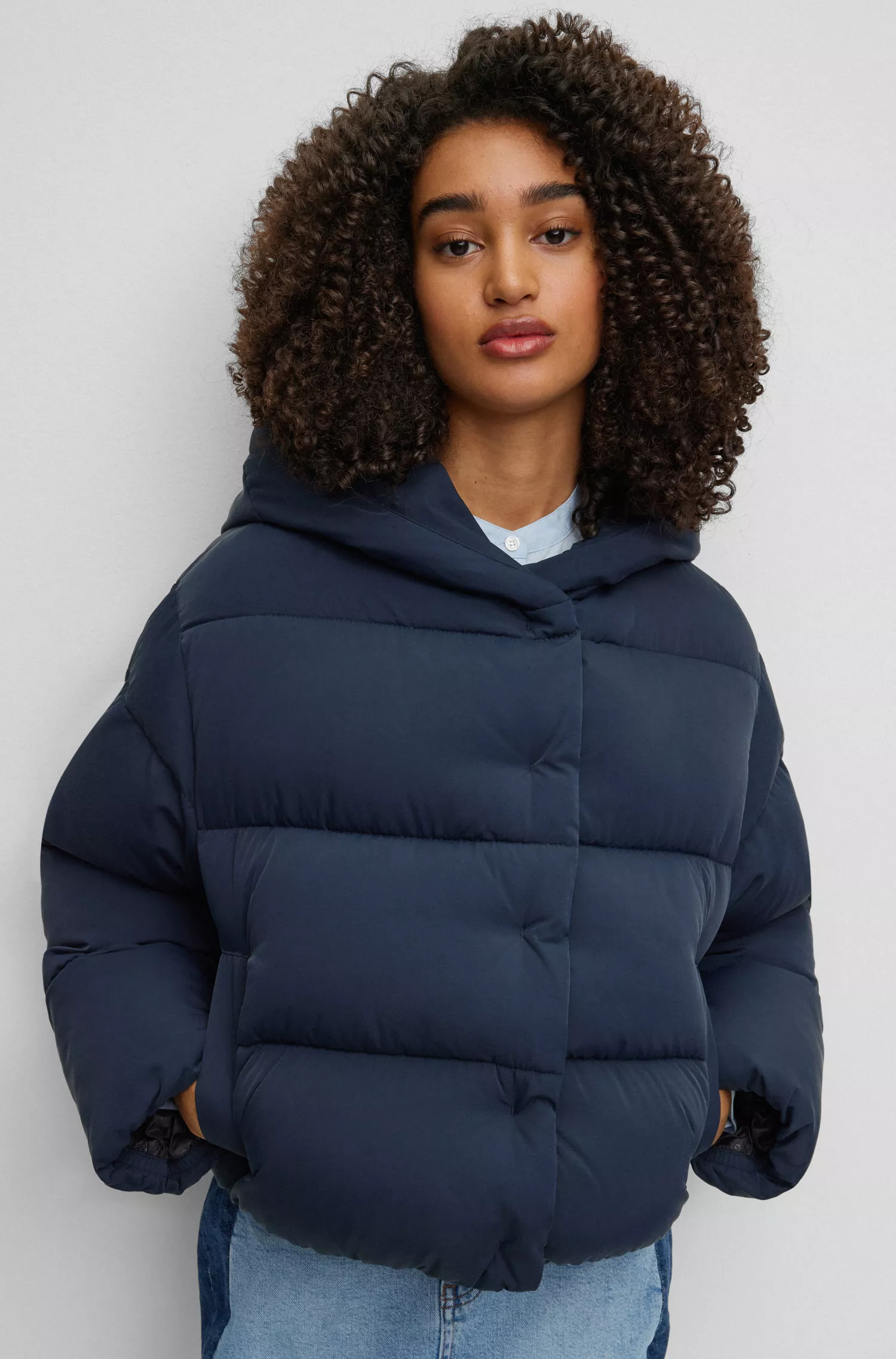 Jaqueta puffer preta com capuz da BOSS, em tecido texturizado com forro exclusivo.