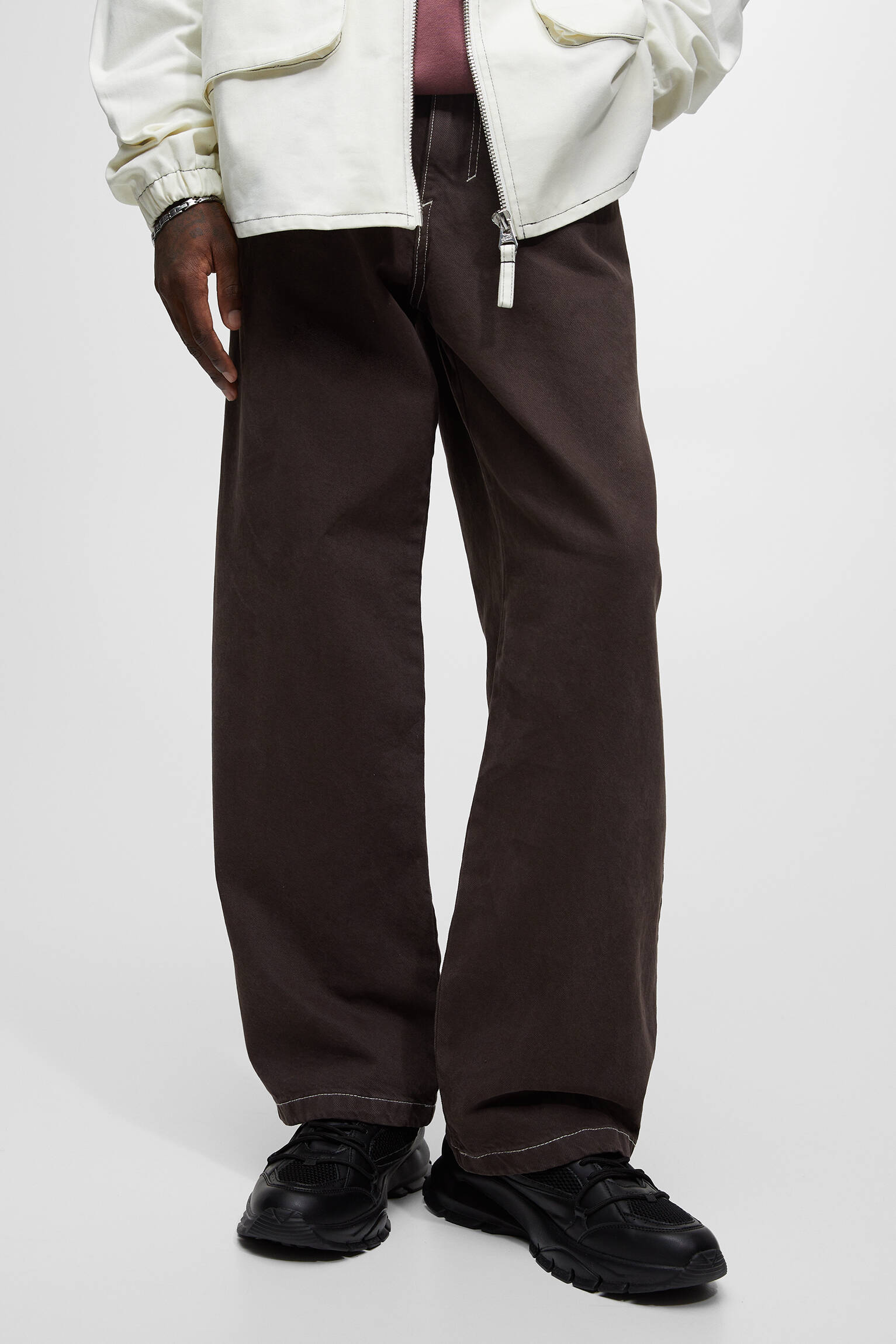 Calça jeans de perna larga com costura contrastante - marrom