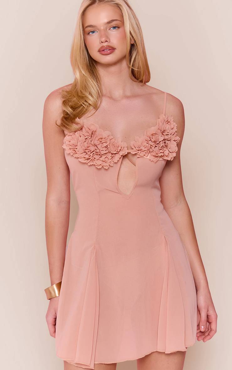 Pêche Robe Mini En Mousseline Pêche Avec Détail Floral Au Buste