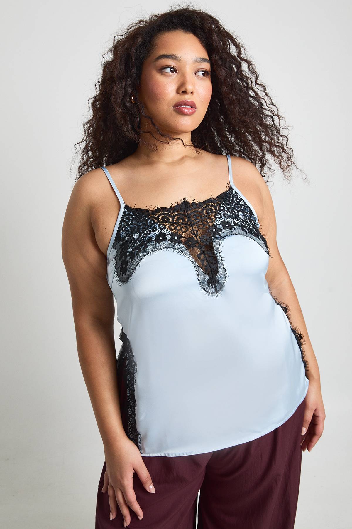boohoo Débardeur En Satin Grande Taille Avec Finitions En Dentelle