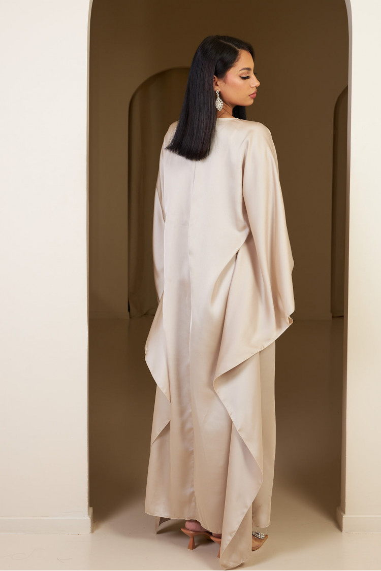 Robe beige en satin ajustée à la taille