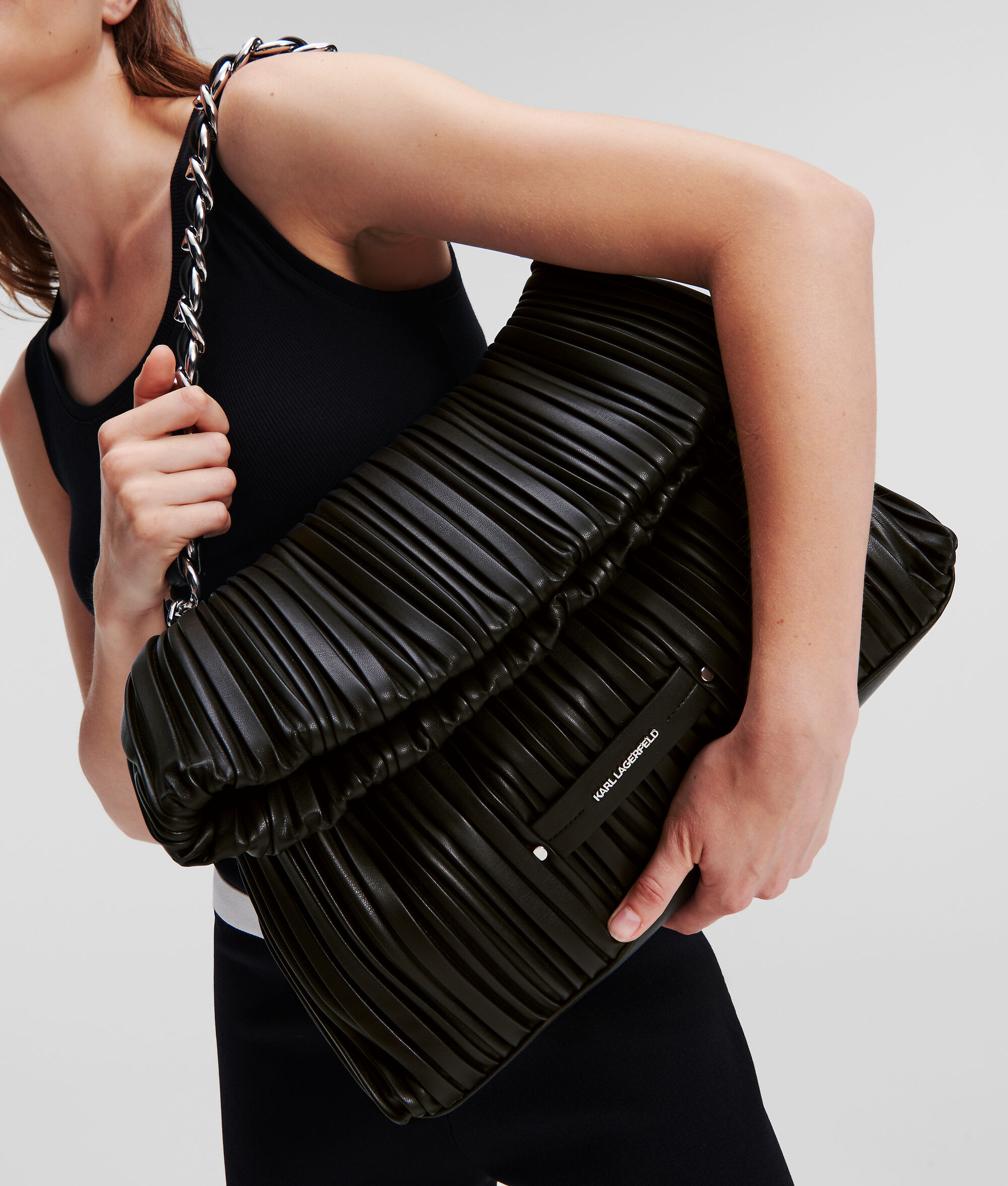 CABAS PLIÉ DE TAILLE MOYENNE AVEC ANSE CHAÎNE K/KUSHION