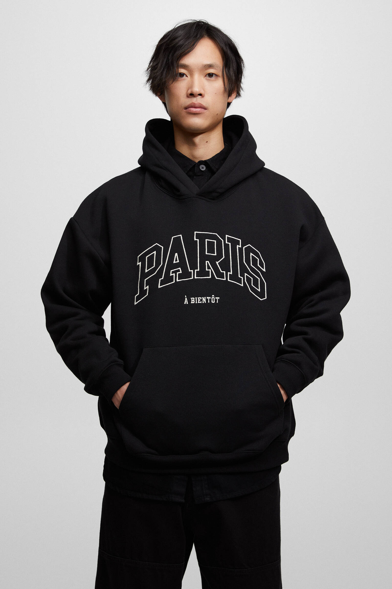 MOLETOM COM CAPUZ BORDADO PARIS - PRETO