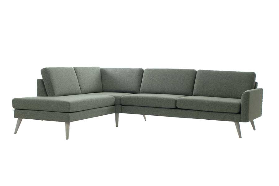 Villa sofa Tekstil Synne 12 137 Moss Green med hvitoljede treben. 3-seter med åpen ende og sjeselong venstre.