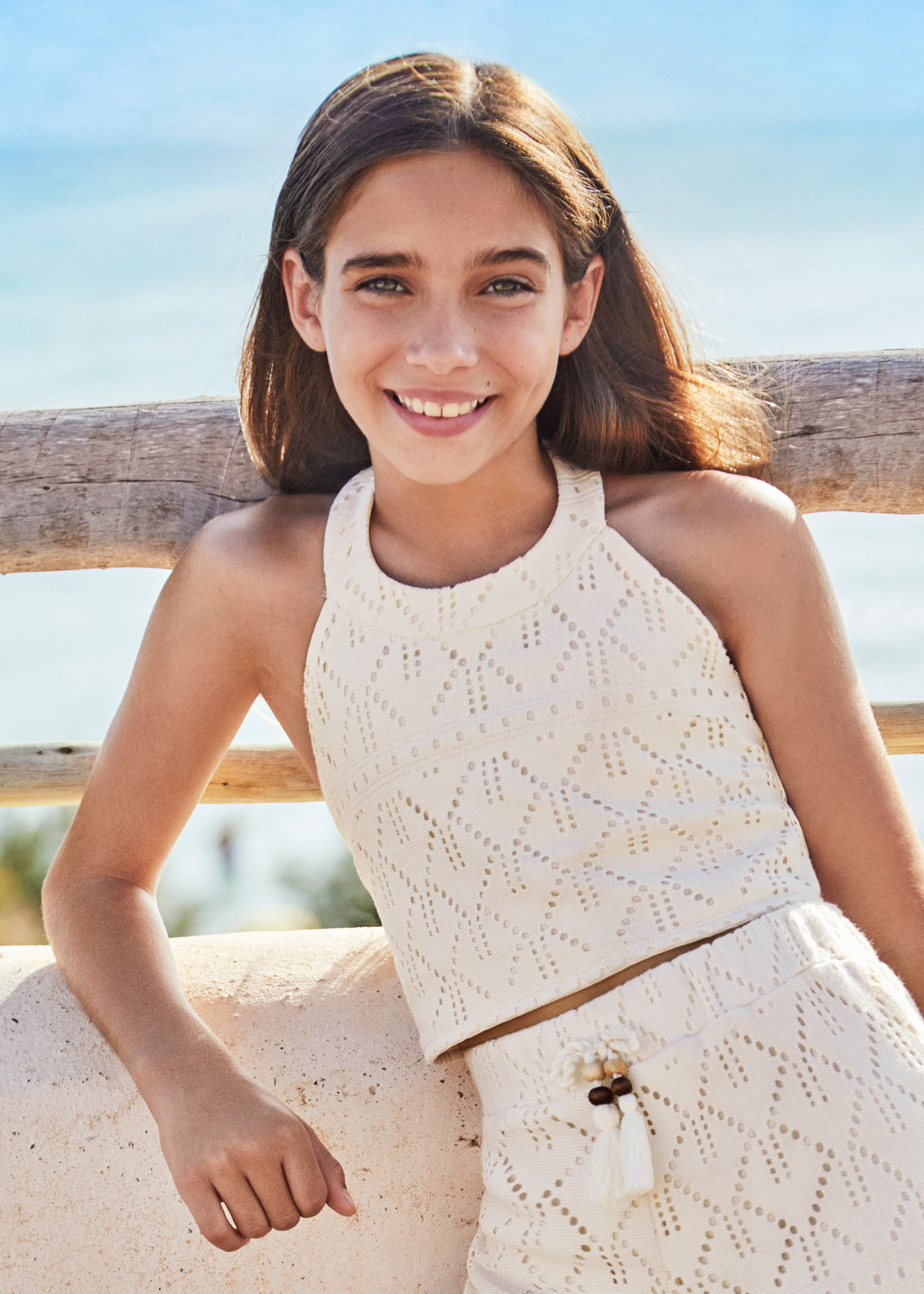 Top de algodão com detalhes vazados para menina