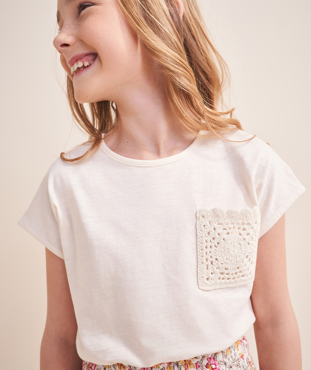 T-SHIRT FILLE EN COTON BIO ÉCRU AVEC POCHE EN CROCHET