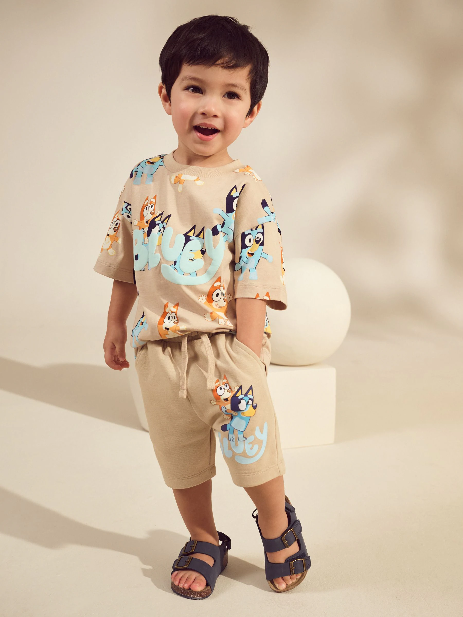 Neutraal - Set van blauw T-shirt met all-overprint en shorts met Bluey (12mnd -8jr)