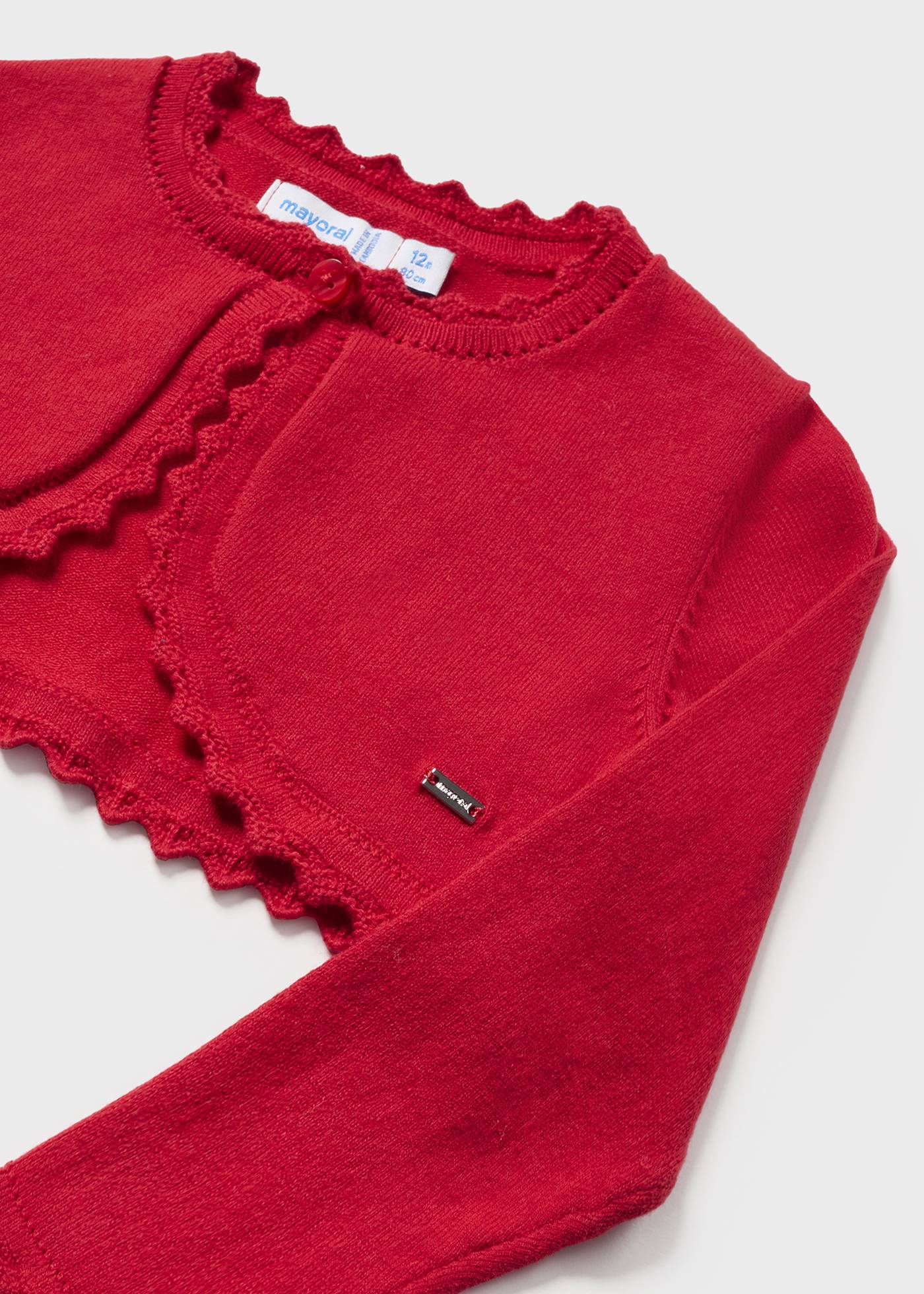 Casaquinho estilo bolero para bebê, confeccionado em algodão sustentável.