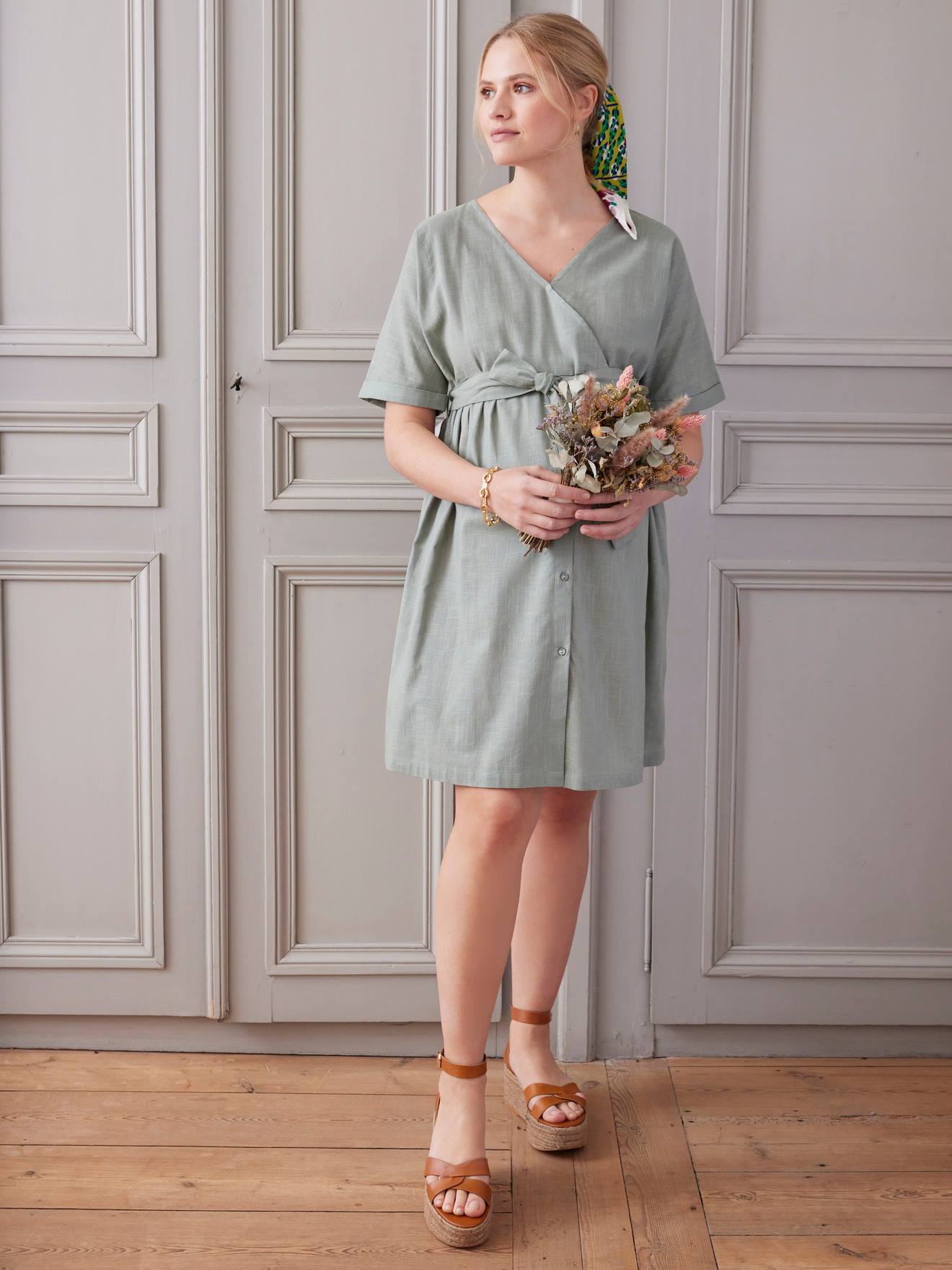 Vestido envelope verde-salgueiro para gestantes e lactantes