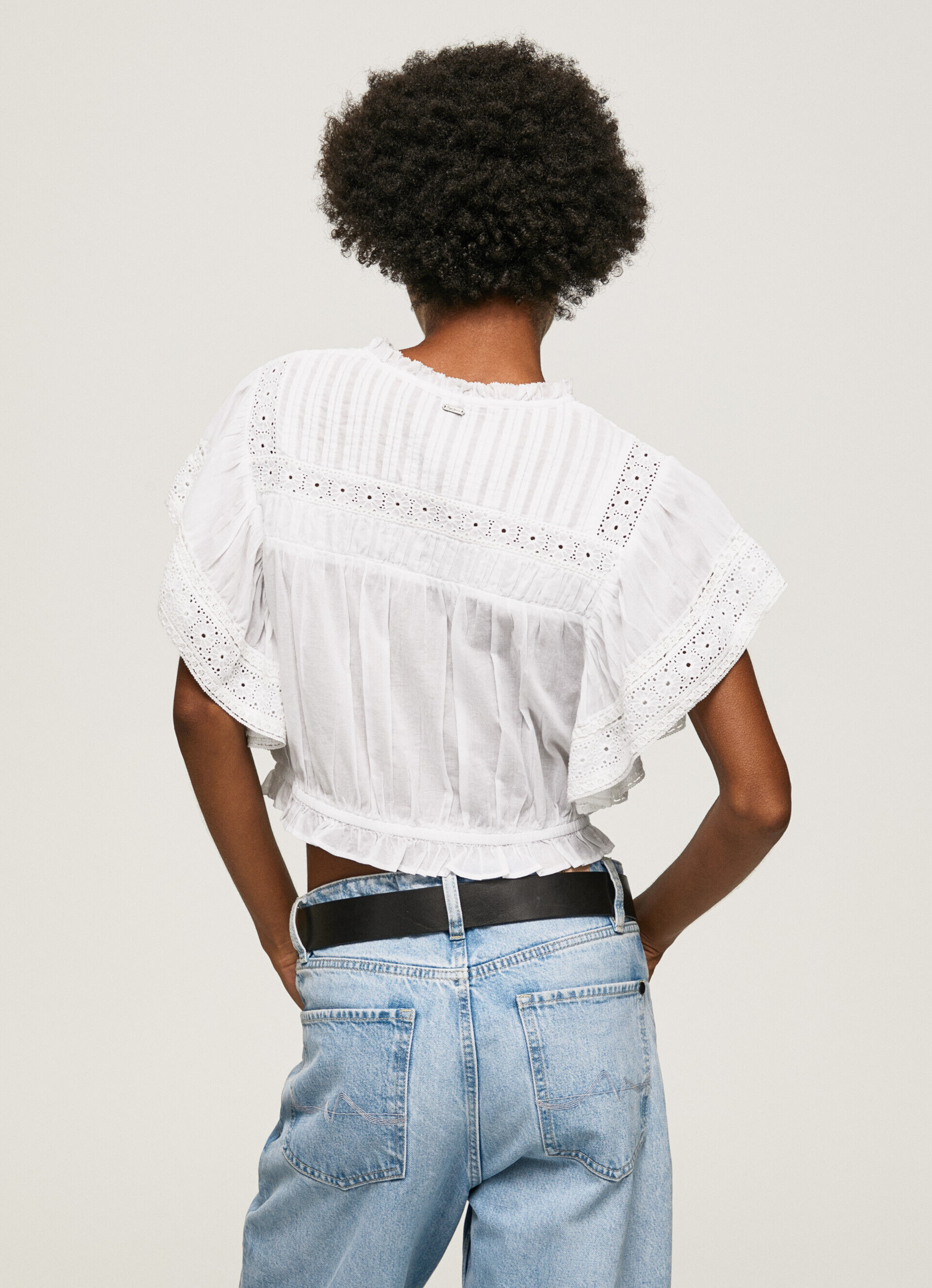 Blusa de algodão com detalhes vazados - branca