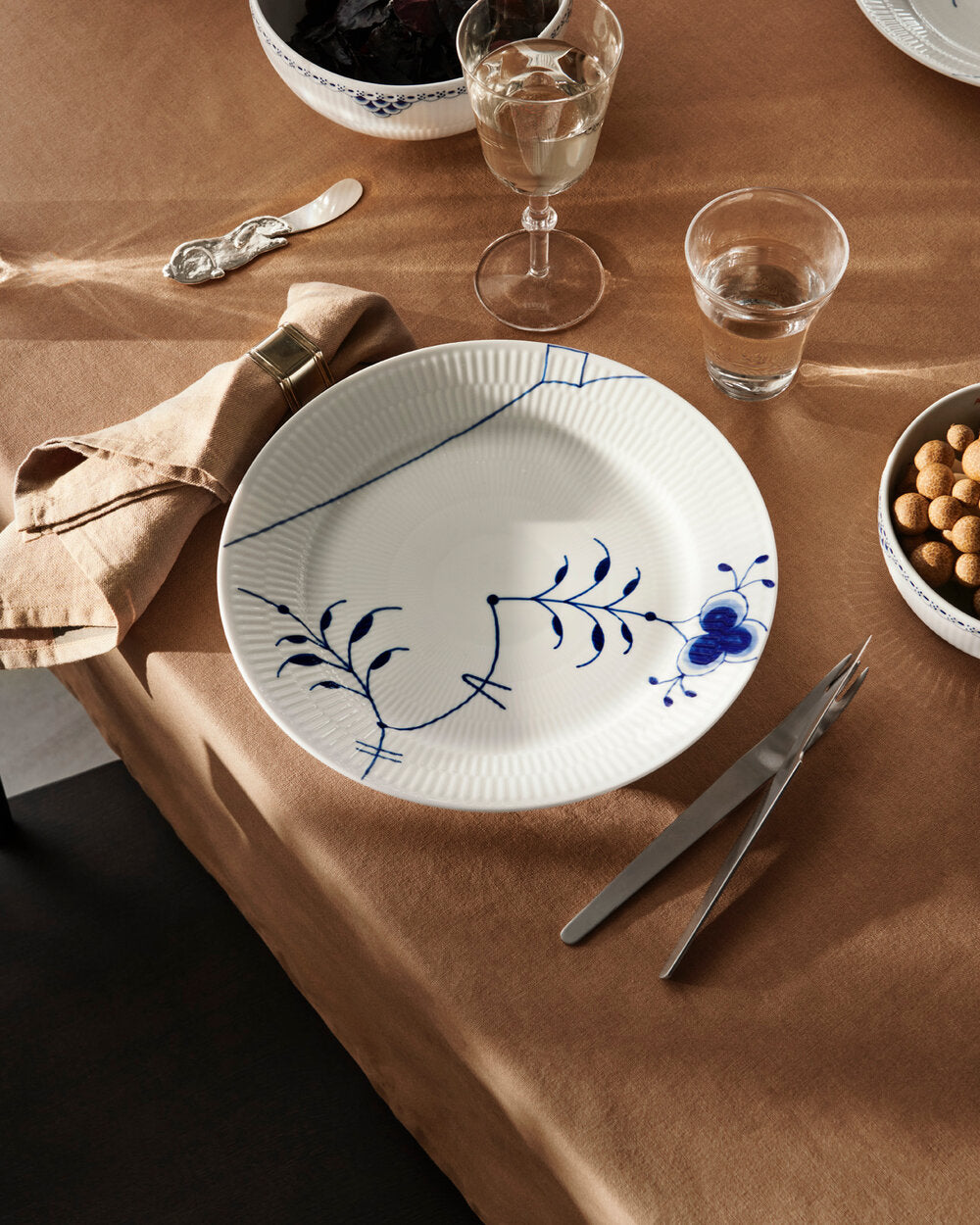 Royal Copenhagen  Blå Mega Riflet tallerken, deko 9 - Ø27 cm.
