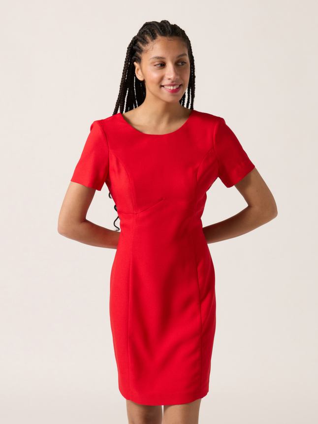 Robe court avec découpes dans le dos