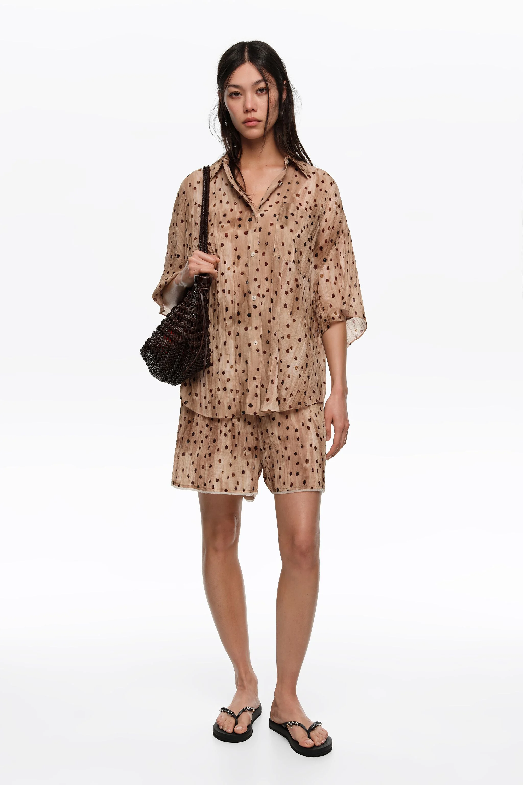 Bermuda plissada com estampa de bolinhas em aquarela