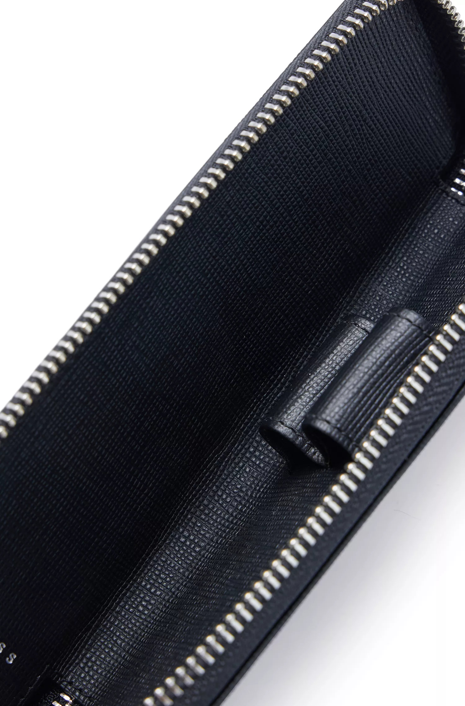 Estojo para canetas BOSS em couro texturizado preto com zíper e detalhes da marca.