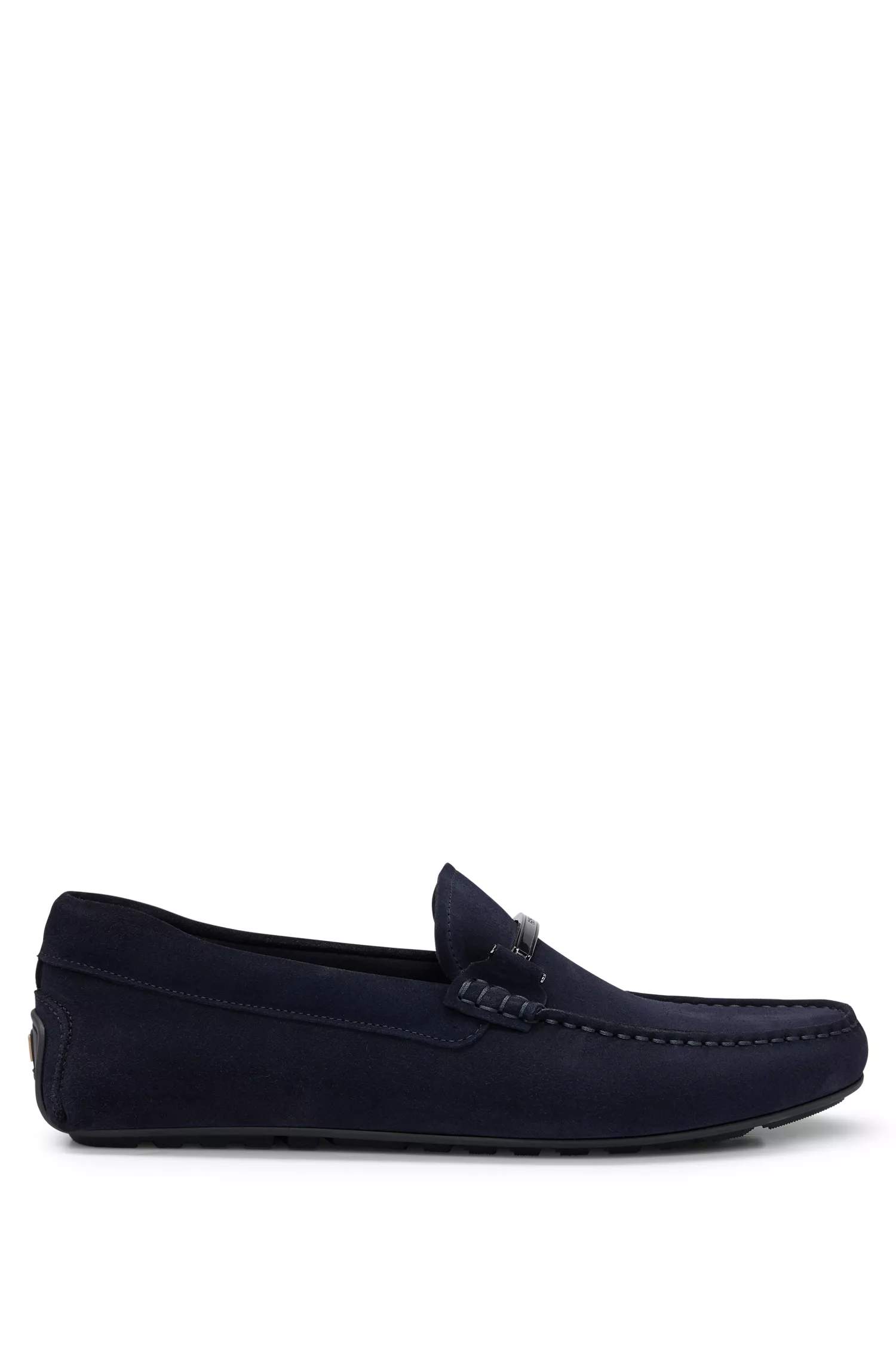 Mocassins BOSS em camurça preta com detalhes da marca e forro completo.