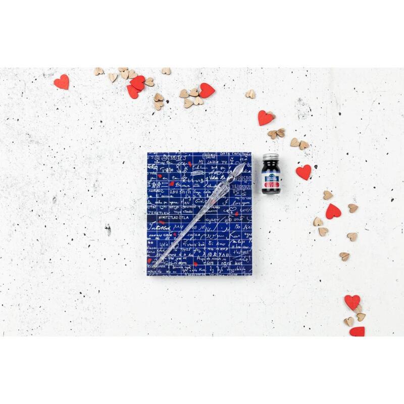 Le Mur des Je t'aime, Set de calligraphie 21x21 cm contenant une plume de verre, un flacon d'encre Rue de la Verrerie 10ml Jacques Herbin, un bloc de 60 feuilles de papier blanc 185g