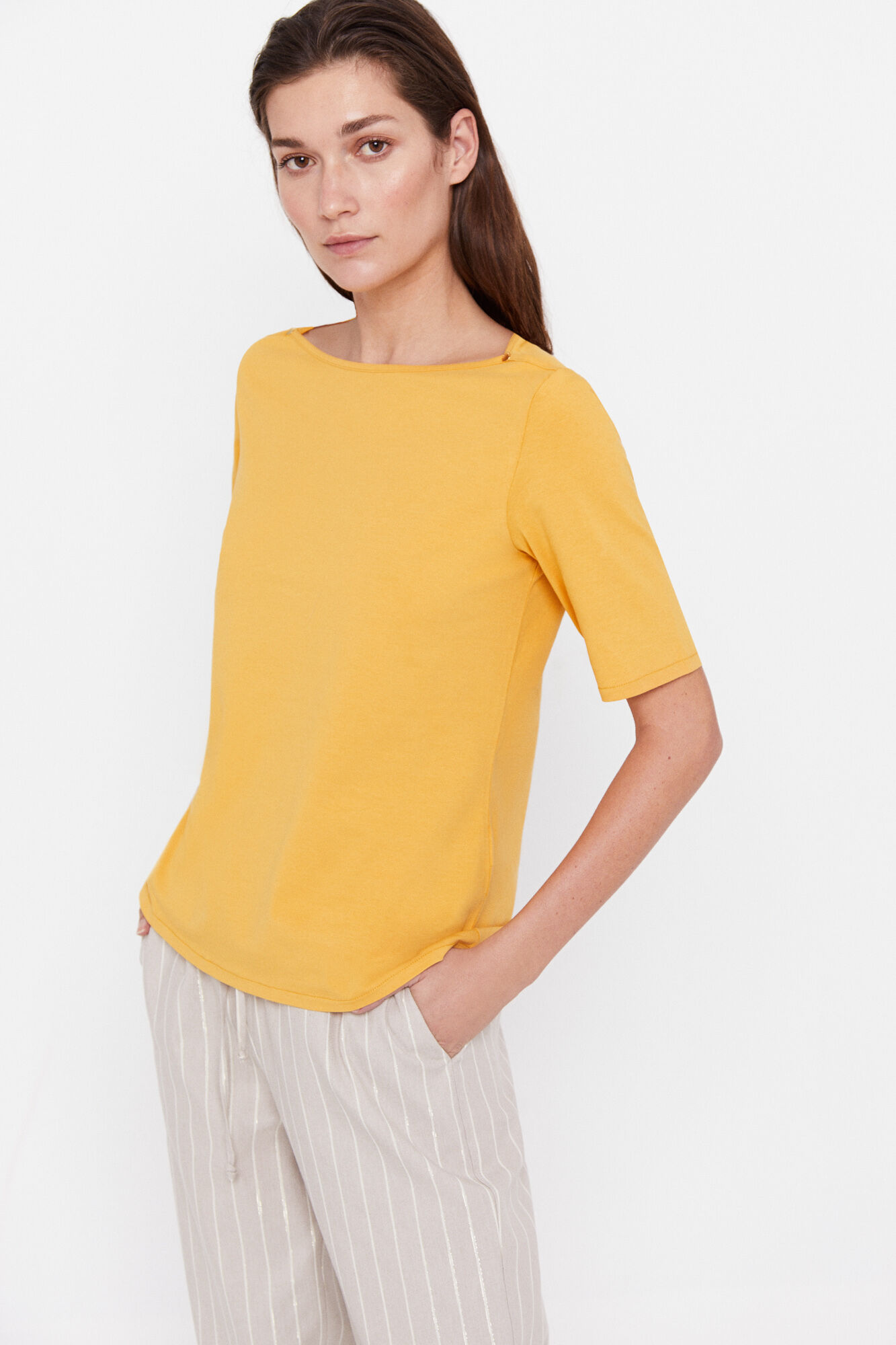 Camiseta básica com decote canoa - Amarela