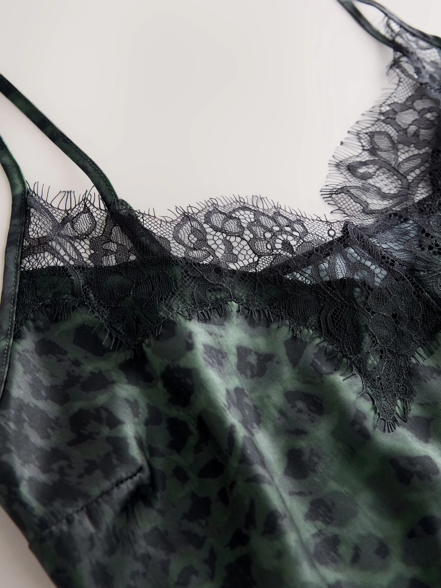 Forest Green Animal - Camitop met kant en smalle bandjes