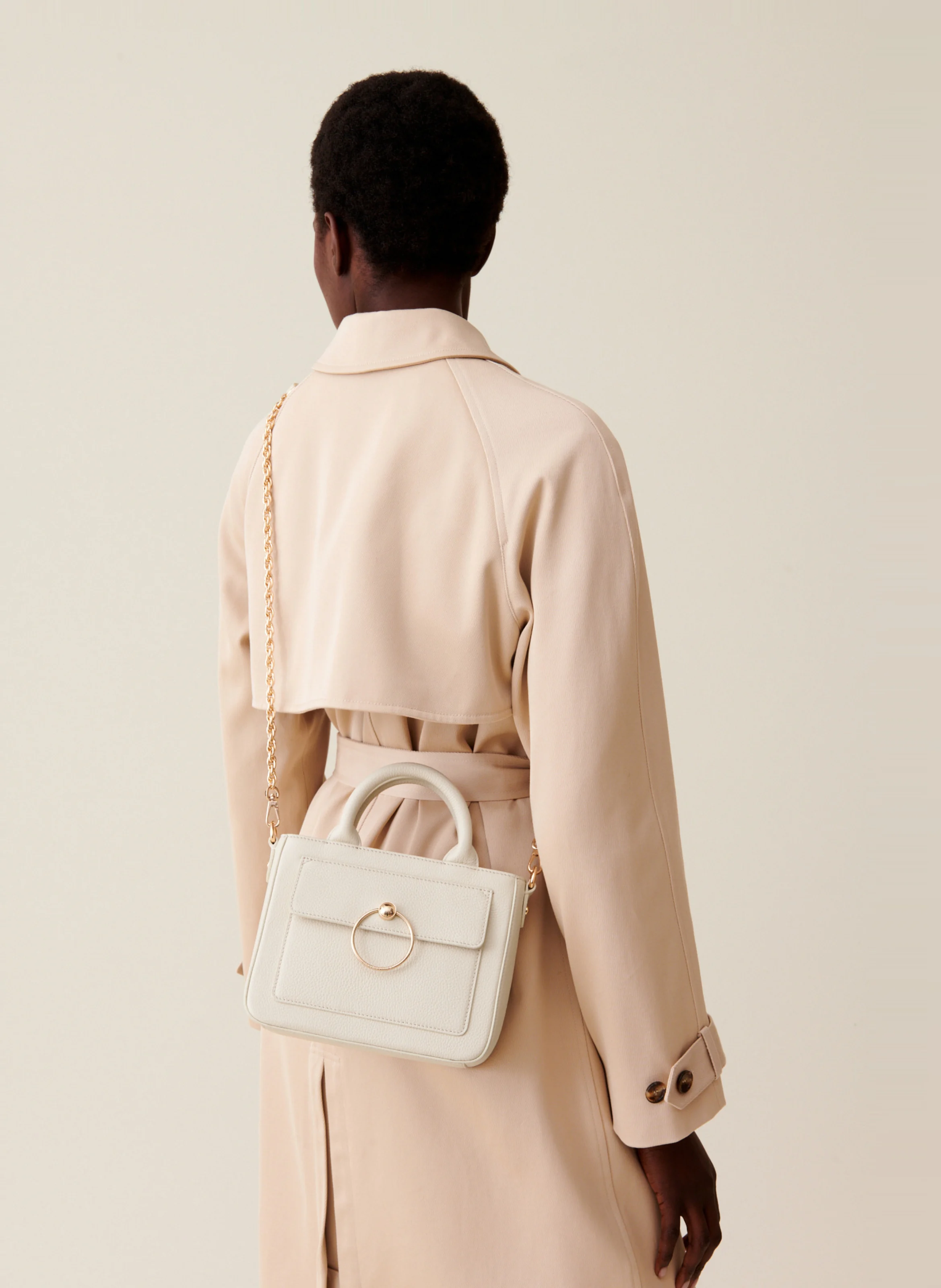 Sac bandoulière en cuir grainé avec chaîne | Beige