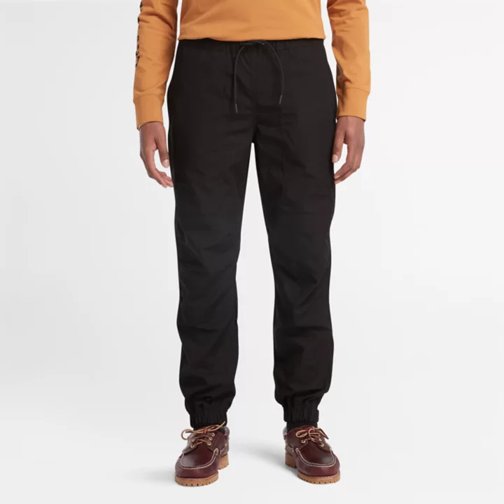 Calça de corrida masculina impermeável na cor preta.