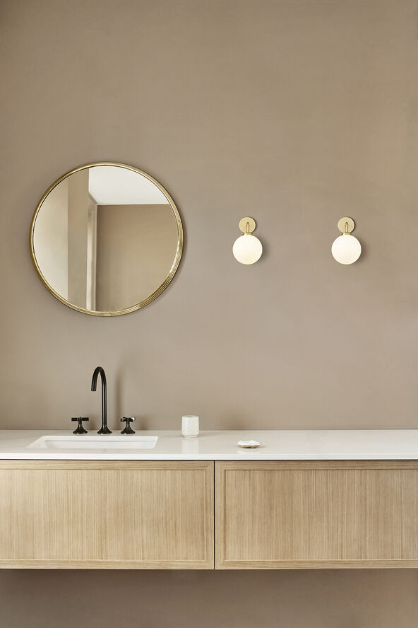 Nuura Apiales Wall Hard-wired, brushed brass / opal Brushed brass / opal