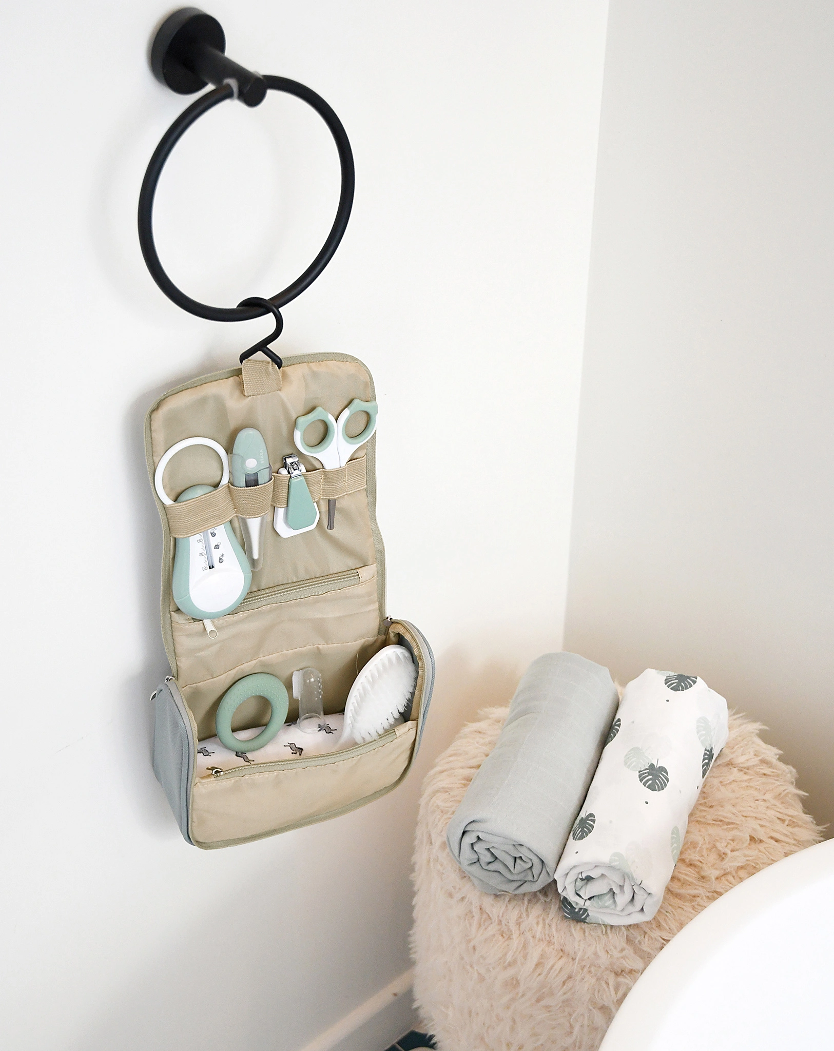 Kulturbeutel BABY CARE zum Aufhängen 9-teilig in sage green