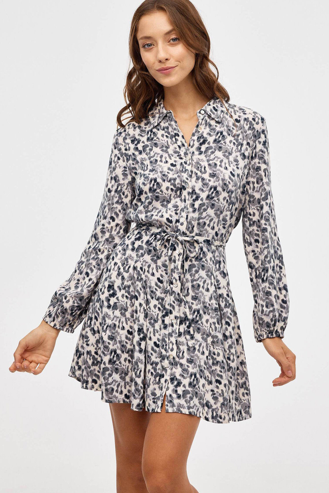 Vestido curto estilo camisa com estampa