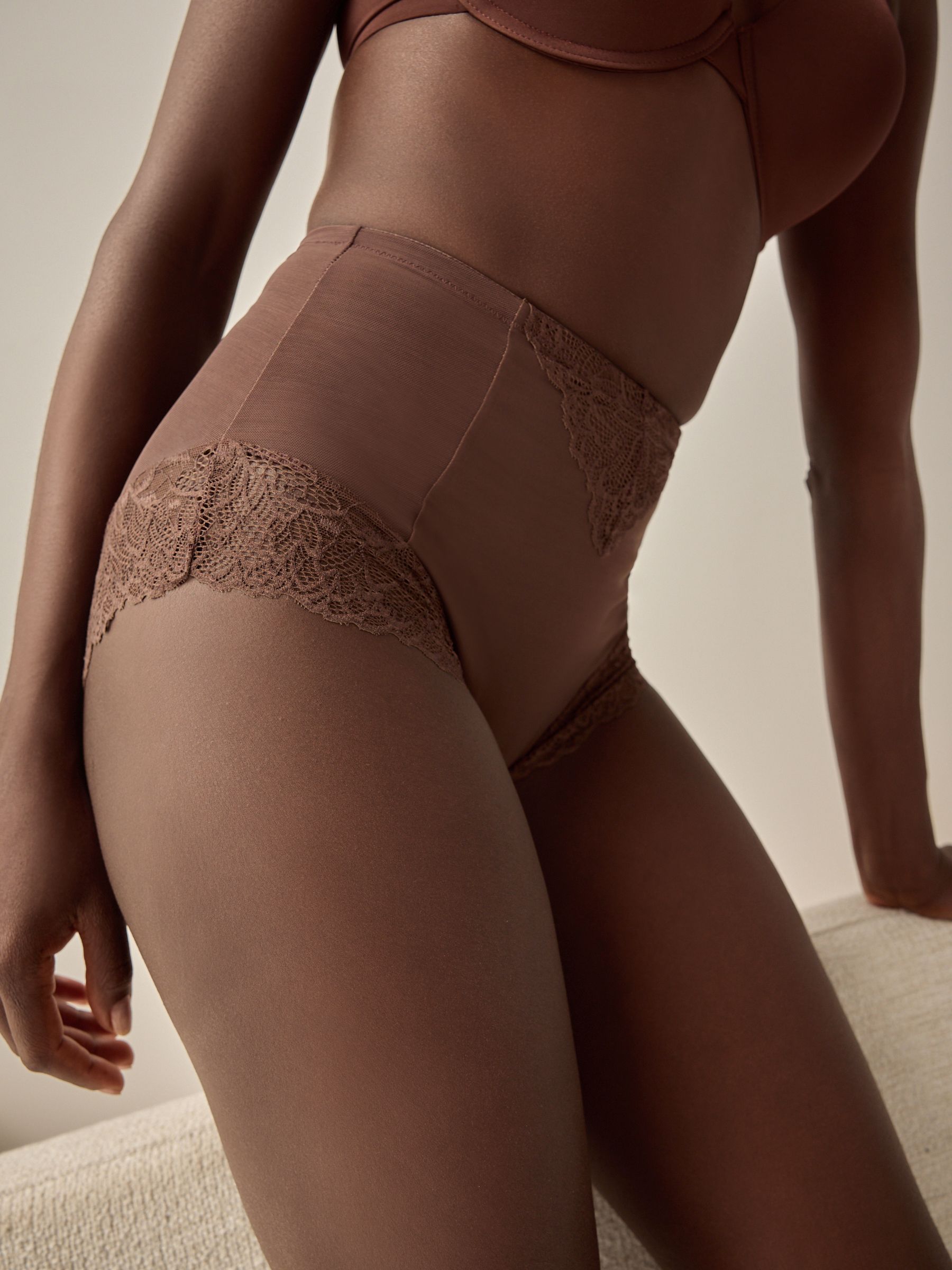 Chocoladebruin - Vormende slip met stevige buikcorrectie