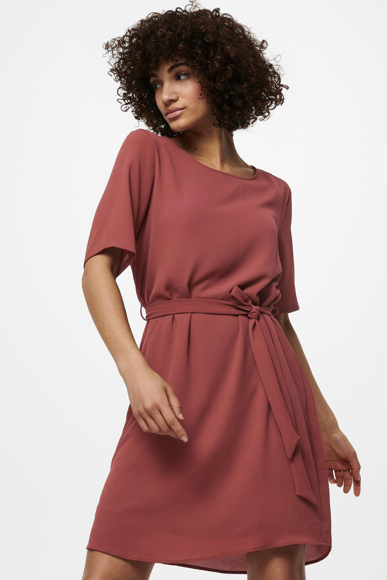 Vestido curto com mangas 2/4 e gola redonda.