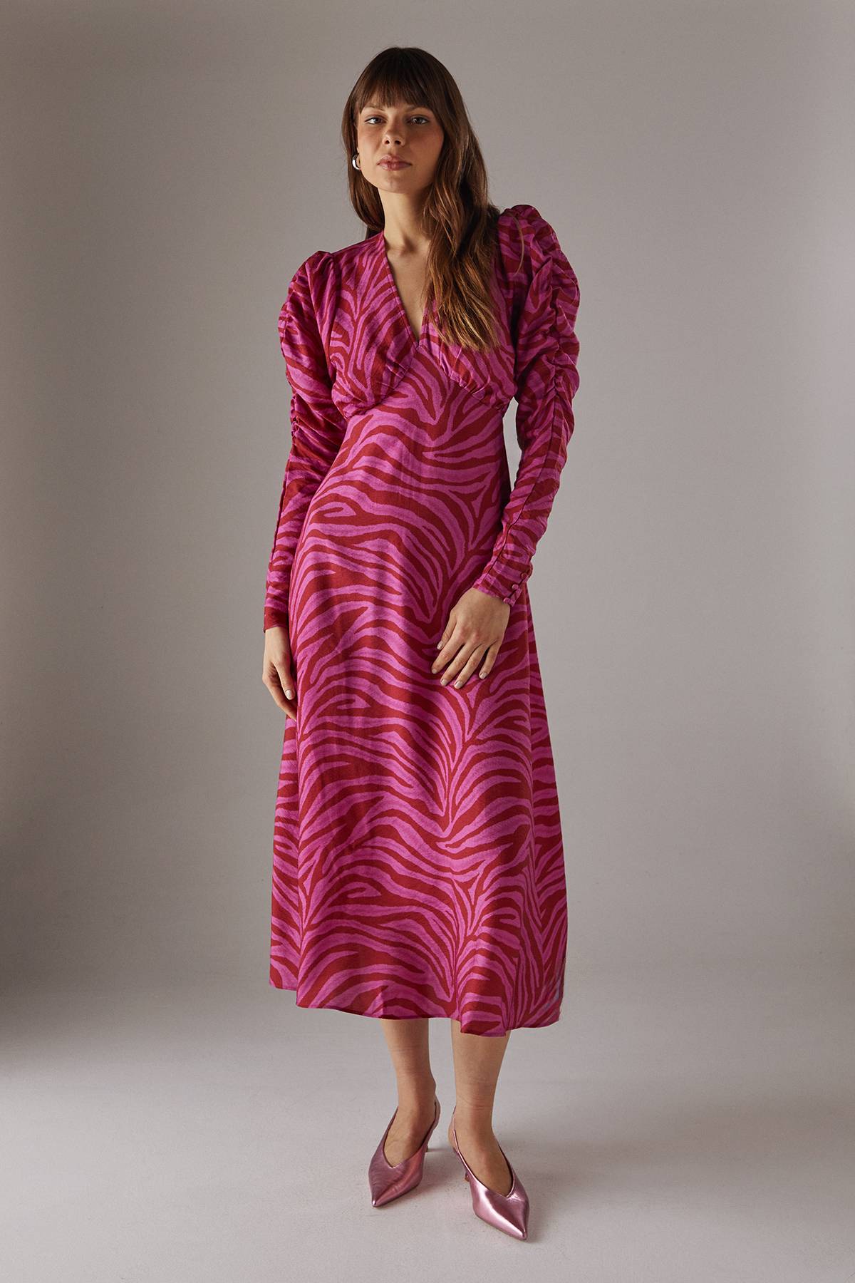 Warehouse Robe Mi-Longue en Viscose à Imprimé Zèbre Rose avec Col V et Manches Longues Bouffantes