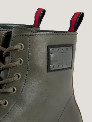 Botas de couro com travas e cadarço