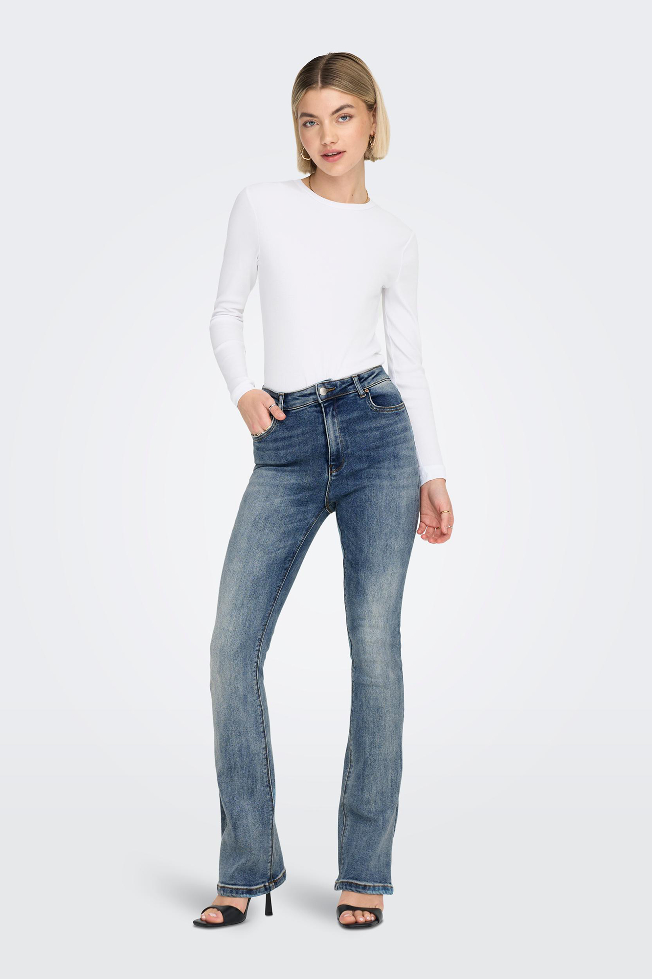 Calças jeans boca de sino de cintura alta