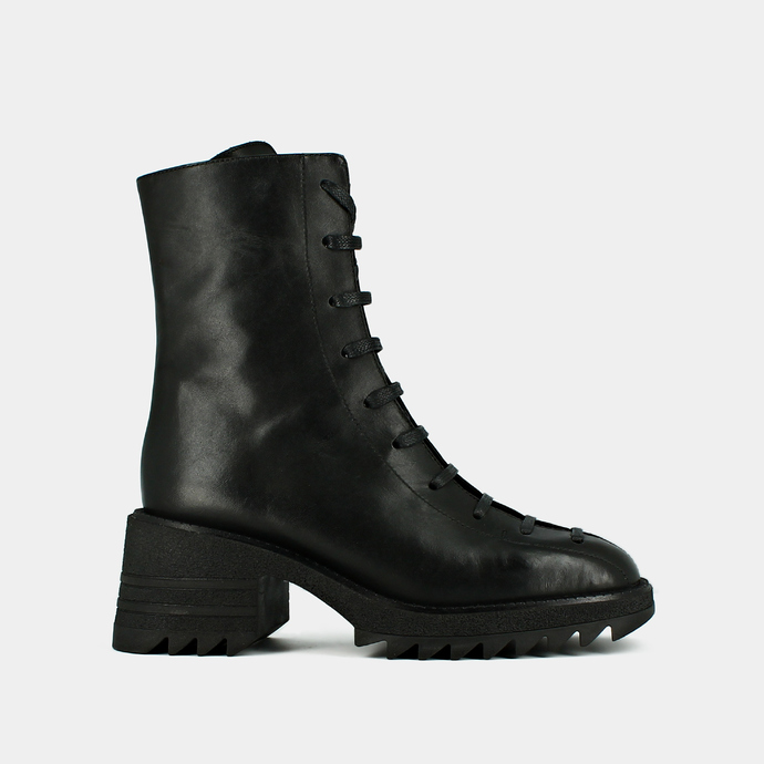 Boots à semelles crantées et lacets  en cuir noir