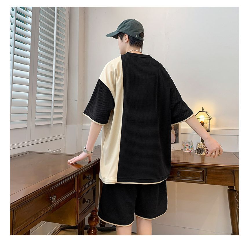 Andrei - Set: Oversized T-shirt met ronde hals, elleboogmouwen en tekstprint + shorts met gemiddelde taille
