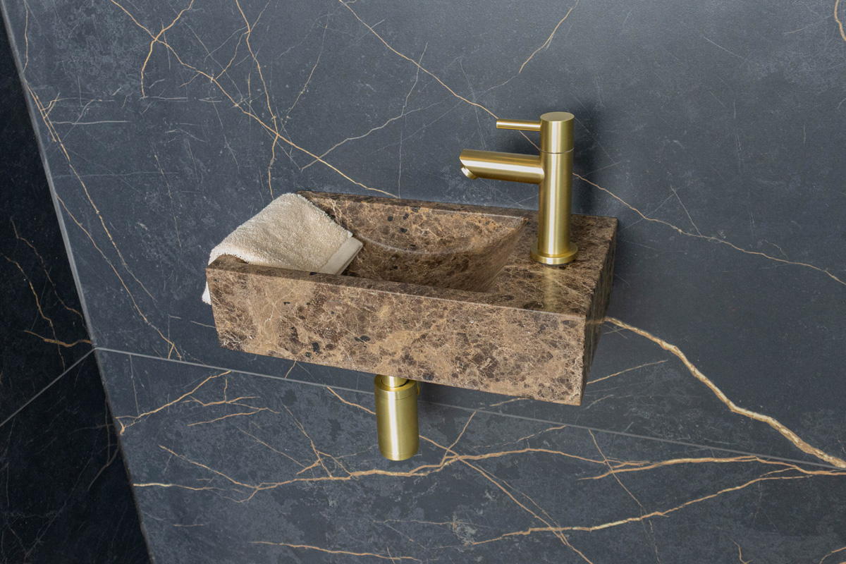 Saniclear Dark Emperador fonteinset met rechte kraan in geborsteld messing