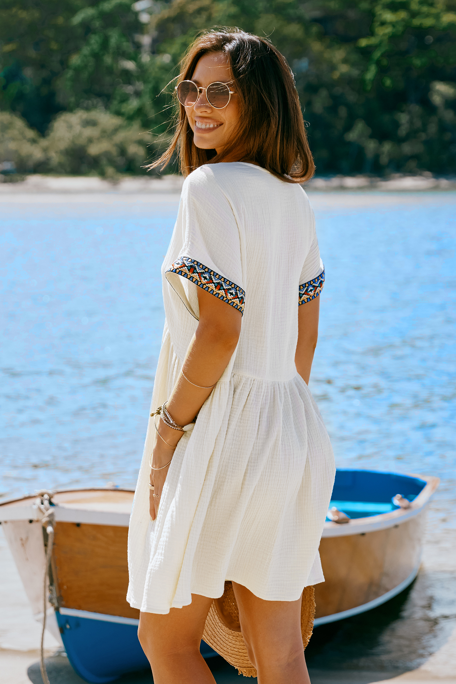 Robe mini en pur coton avec col plongeant à bordure boho et beige