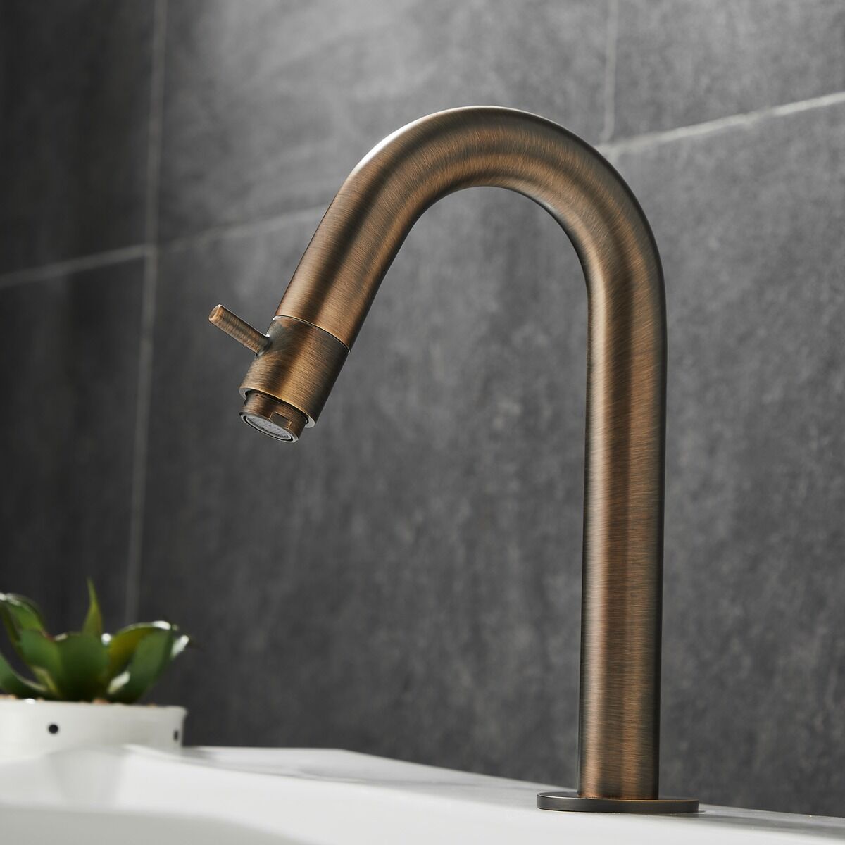Saniclear Bali fonteinset links met mat zwarte fontein en gebogen kraan in verouderd messing