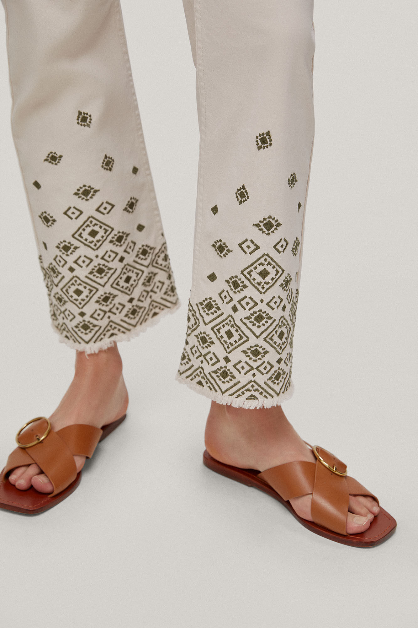 Calça jeans flare com 5 bolsos e bordado - Bege